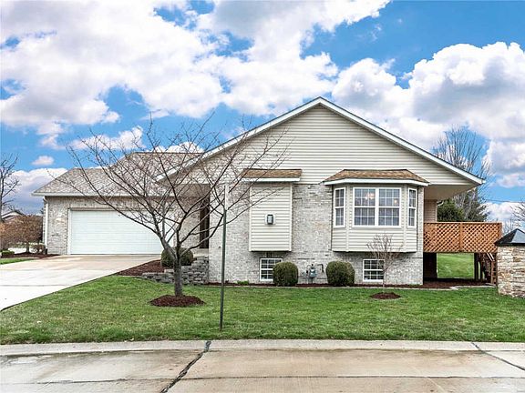 3rd image of 46 Old Orchard Ln