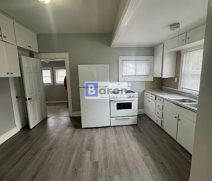1046 N Elmer St — Photo 2