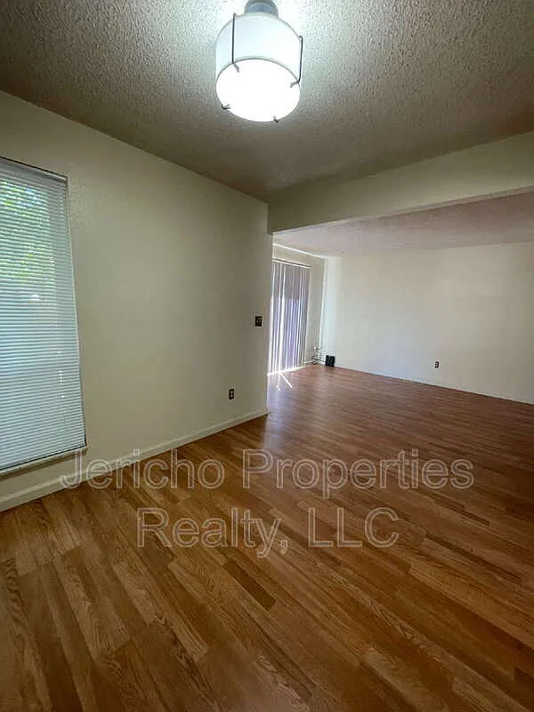 3 bed, 2.0 bath, 1752 sqft, $2,395 — Photo 3