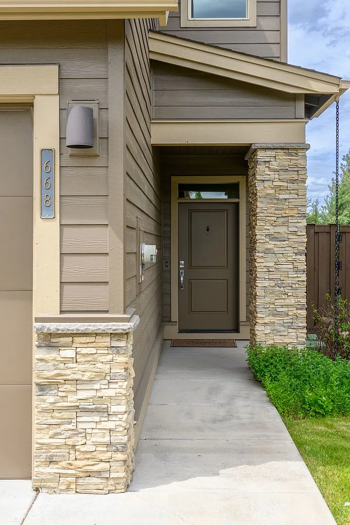 Building Photo - 668 NE Vail Ln