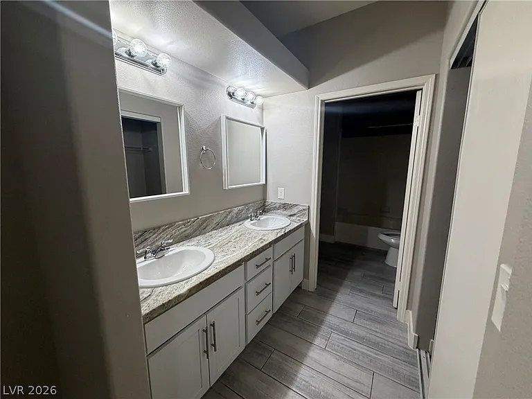 1900 N Torrey Pines Dr #105 — Photo 21