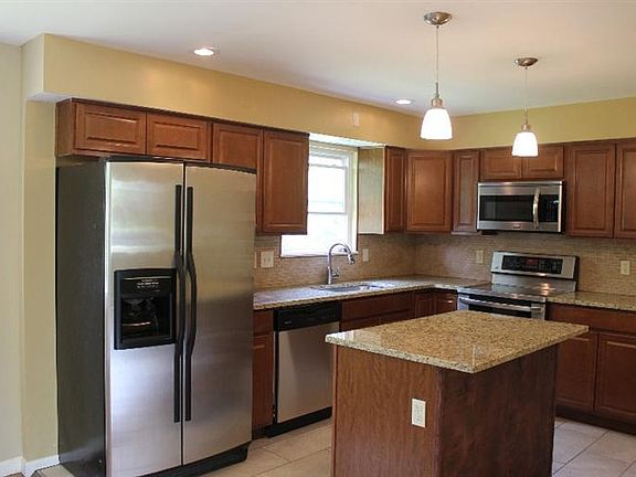 5th image of 1042 Pinehollow Ln
