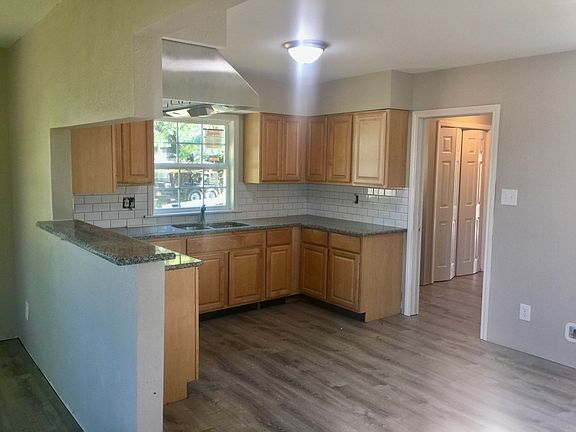 3rd image of 870 NE Acc Rd