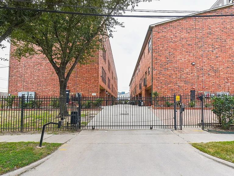2422 Navigation Blvd #A — Photo 1