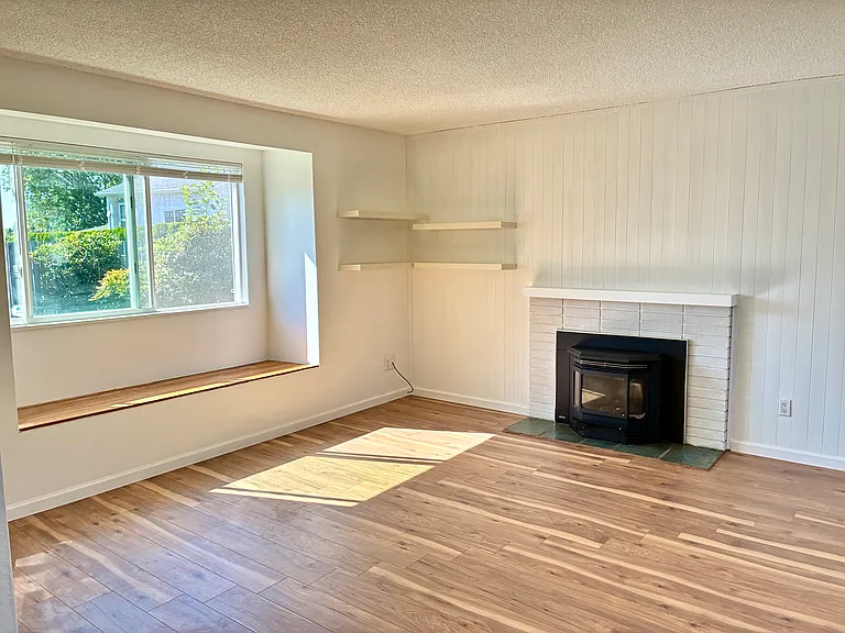1302 Pine Ave — Photo 3