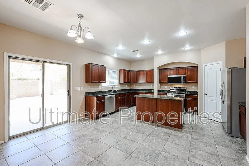 4 bed, 3.0 bath, 2774 sqft, $2,995 — Photo 4