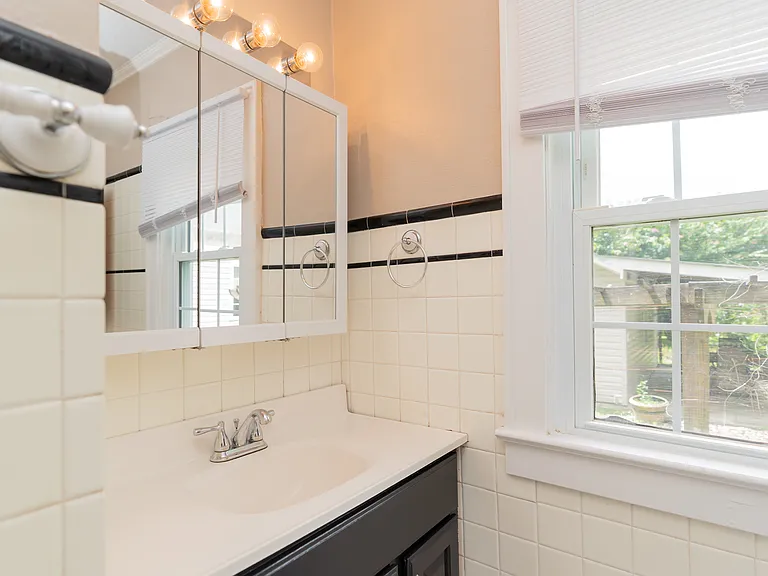 4 Orlando Dr — Photo 2