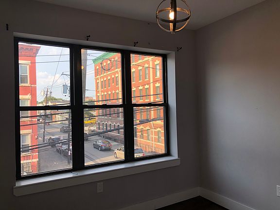 4th image of 615 Bramhall Ave #27E