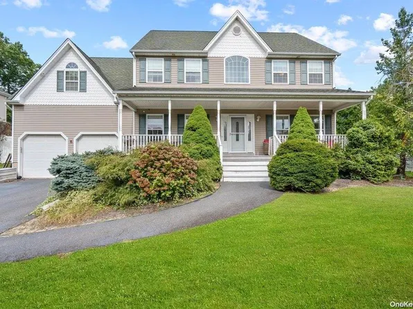 8 Cypress Court, Smithtown, NY 11787
