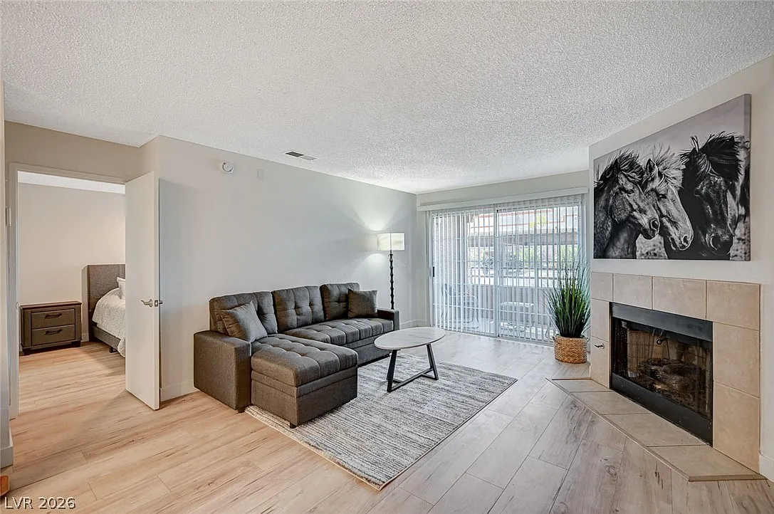 1 bed, 1.0 bath, 752 sqft, $1,600 — Photo 1