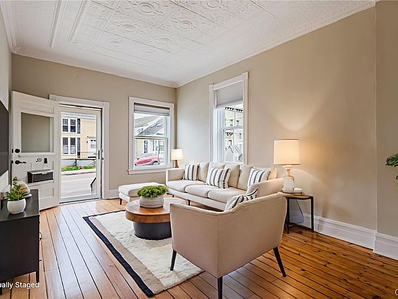 4th image of 25 College St