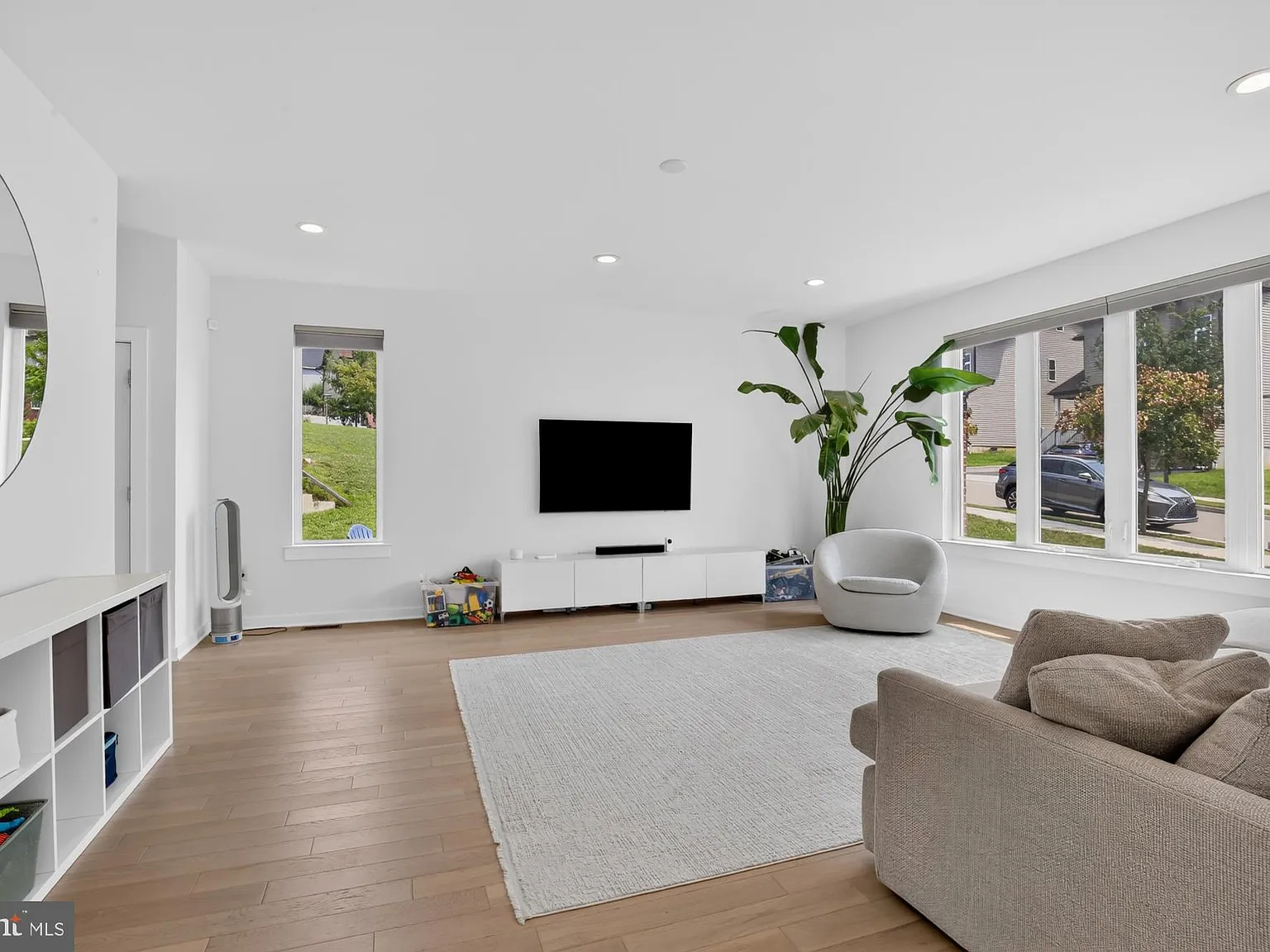 3 bed, 4.0 bath, 2750 sqft, $3,900 — Photo 1