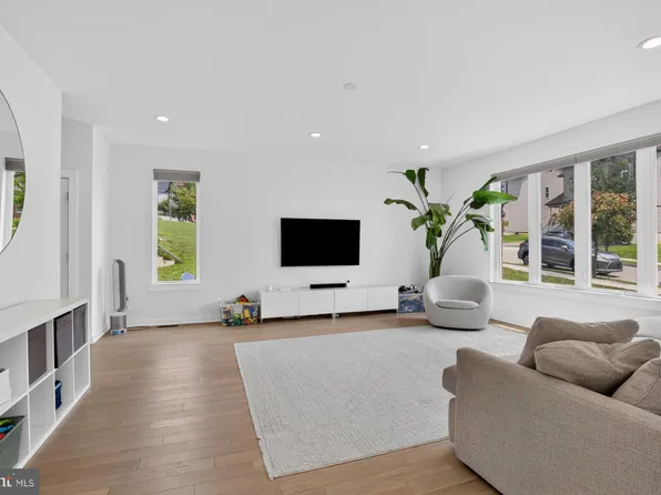 7354 Ridge Ave #27, Philadelphia, PA 19128