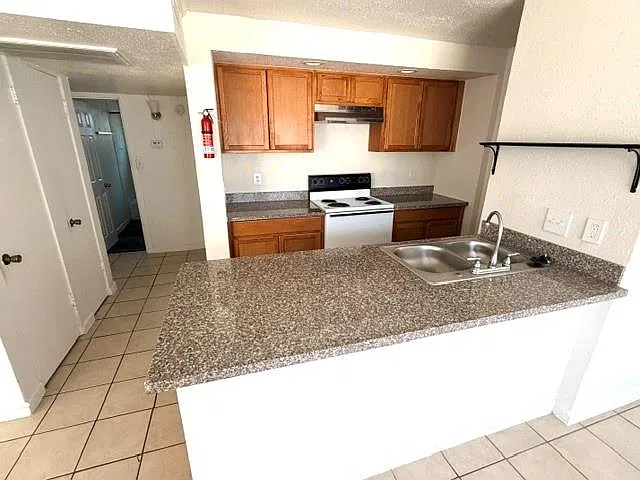 2 bed, 1.0 bath, 880 sqft, $1,300 — Photo 2