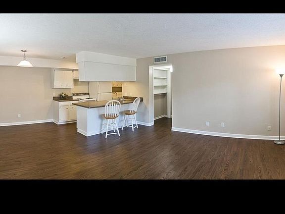5th image of 3306 Kingswood Ct #6-B