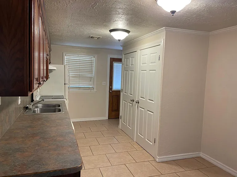 1011 Linden Ln #5 — Photo 4