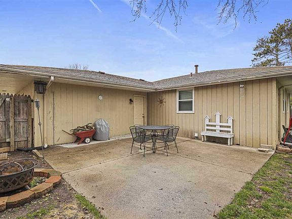 4th image of 2910 Bavarian Ln