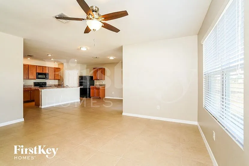 4 bed, 2.0 bath, 1828 sqft, $2,370 — Photo 3