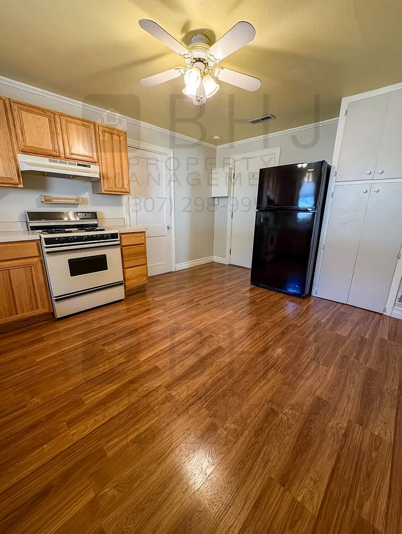 Dog Friendly! 2 Bedroom Home with Garage! — Photo 4