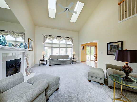 3rd image of 417 E Castlebury Cir