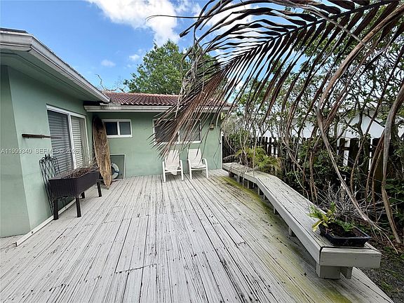 4th image of 1581 SW 27th Ter