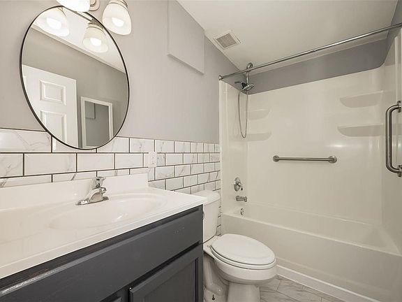 5th image of 820 Saint Anthony Ln