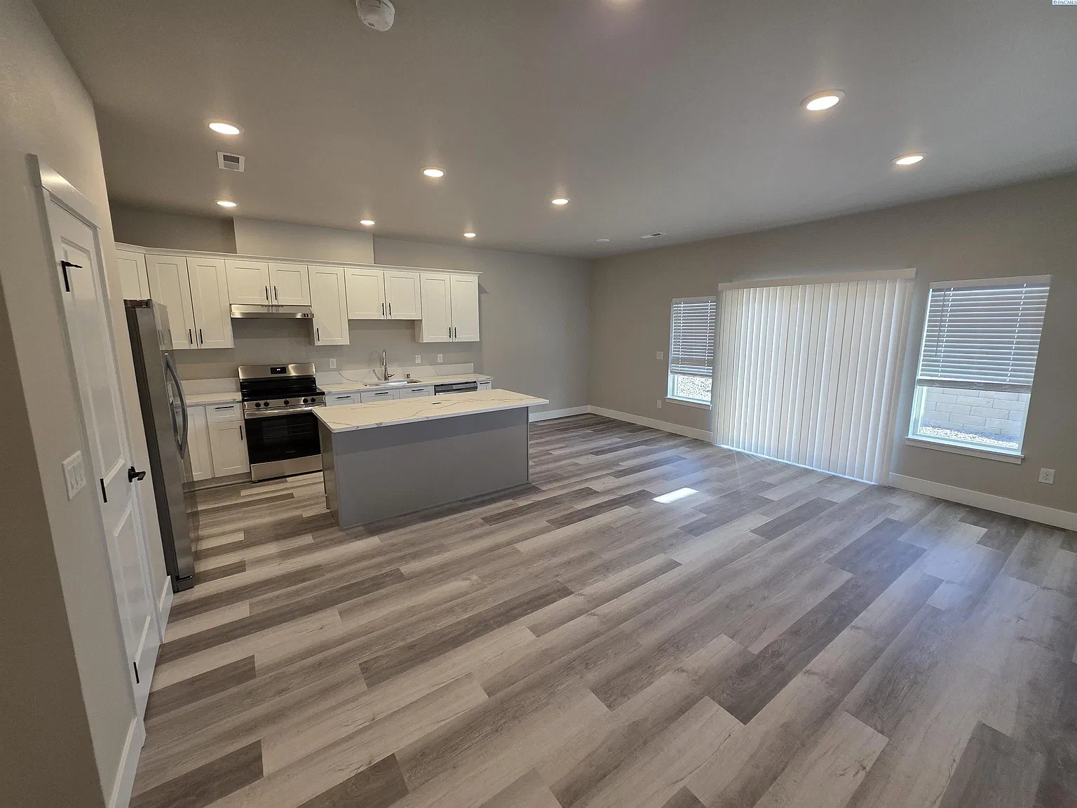 3 bed, 2.5 bath, 1370 sqft, $2,200 — Photo 4