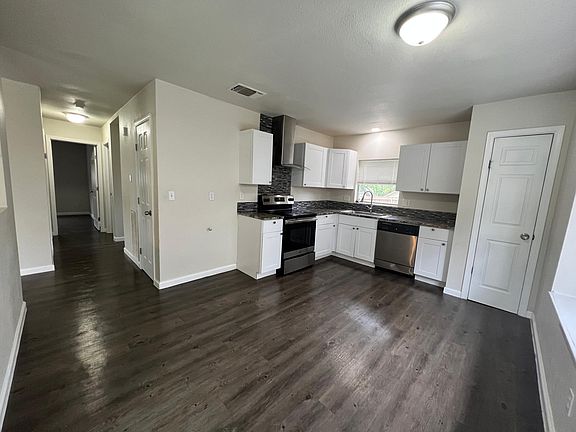 3rd image of 3405 Cliffside Dr