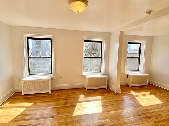 3rd image of 542 Pacific St APT 4R