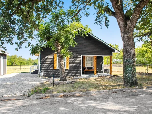 407 S Mill St, Bowie, TX 76230