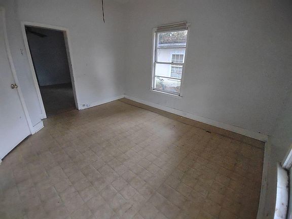 3rd image of 318 Cokesbury St