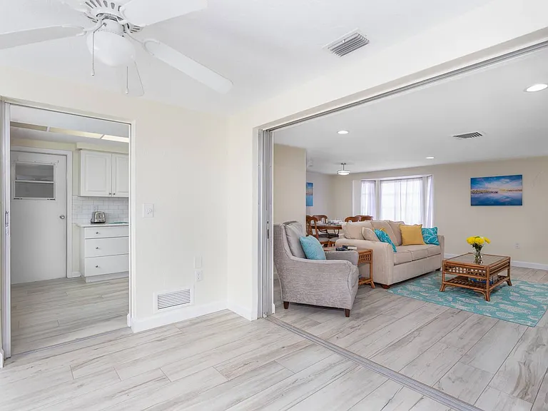 6836 Roxbury Dr — Photo 12
