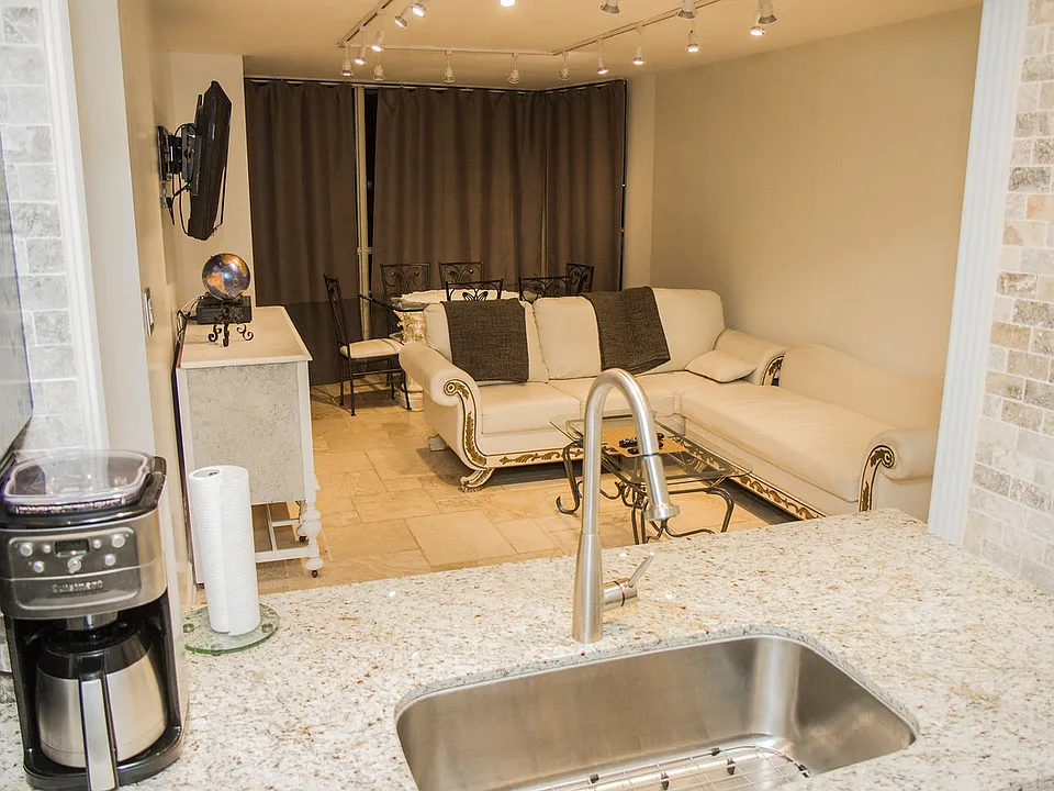 50 Eglinton Ave W #404