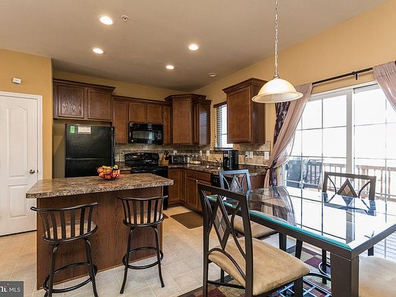 2nd image of 818 Croggan Cres