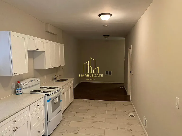 152 S 10th St #33 — Photo 13