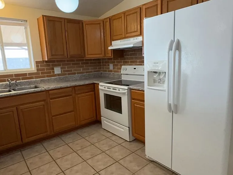 3733 Sparrow Dr — Photo 8