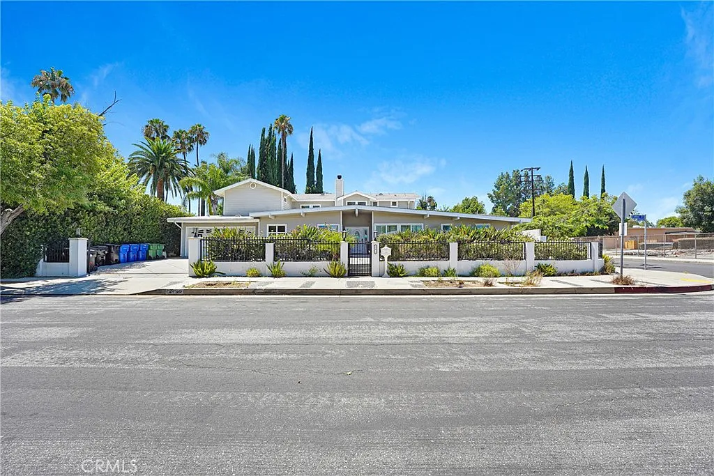 6 bed, 4236 sqft, $10,995 — Photo 3