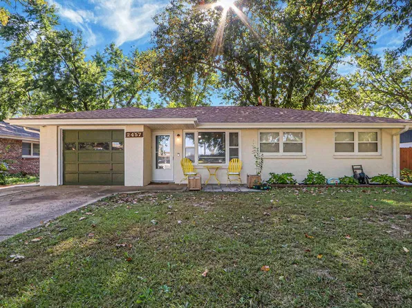 2457 Vaughn Dr, Manhattan, KS 66502