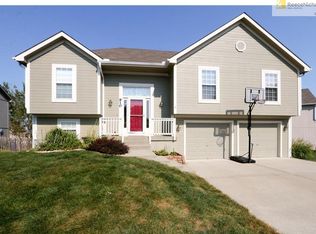 910 Madelyn Dr, Kearney, MO 64060