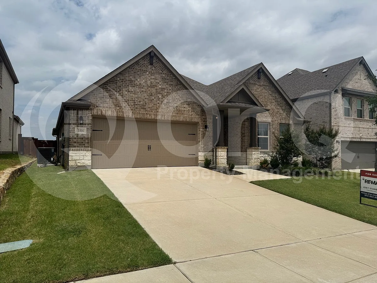 4 bed, 2.5 bath, 2096 sqft, $2,800 — Photo 2