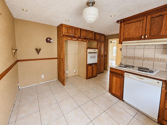 5th image of 805 Alice St