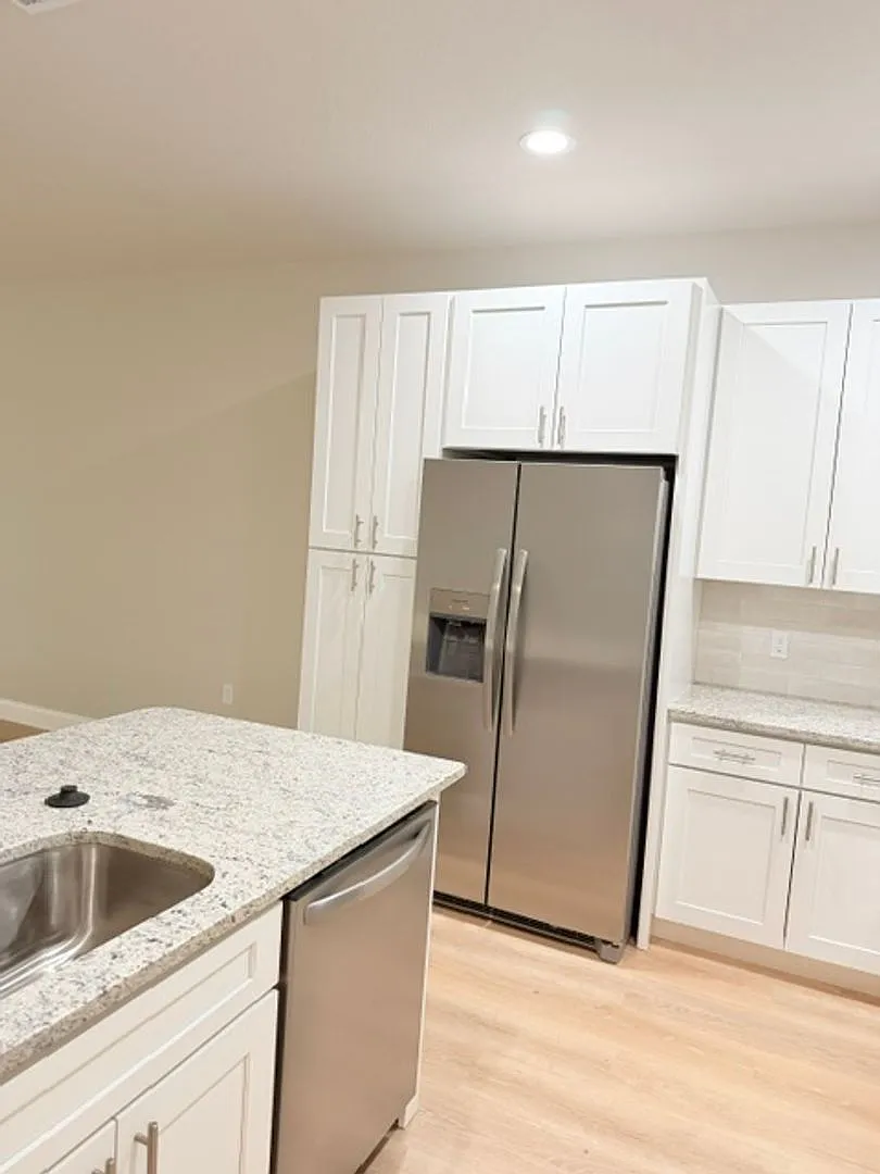 Brand new duplex with screen porch ! — Photo 4