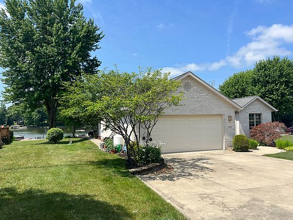 2nd image of 1374 NE Santee Dr