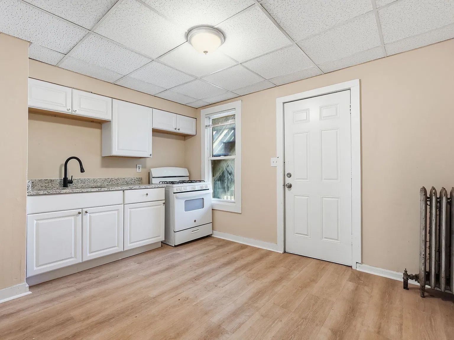 3 bed, 1000 sqft, $2,200 — Photo 2