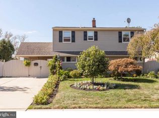 15 Cypress Ln, Levittown, PA 19055