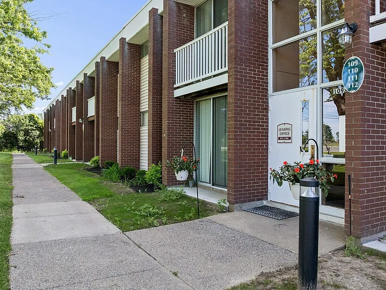 Amherst Manor Apartments — Photo 15