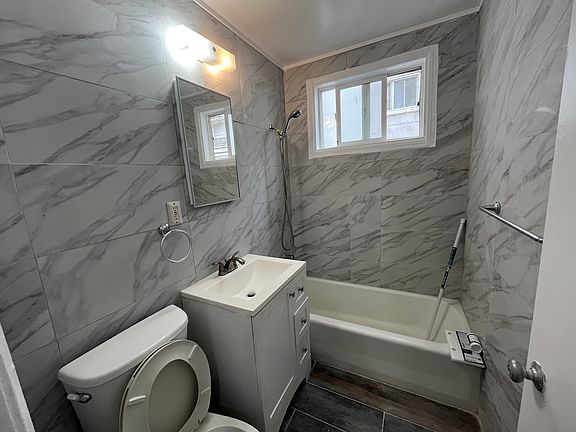 4th image of 3215 Taraval St #2