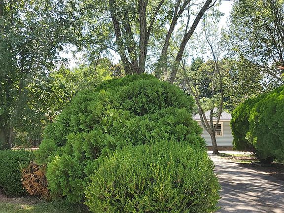2nd image of 300 Knollwood Dr