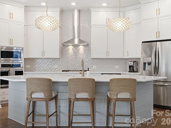 3rd image of 2538 Barry St