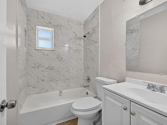 4th image of 2961 NE 7th Ave APT B